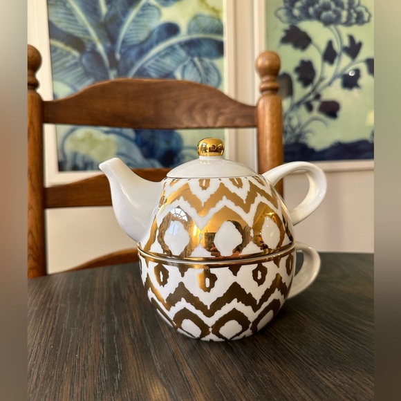 C. Wonder Stackable White & Gold Teapot Limited Edition - Picture 2 of 14